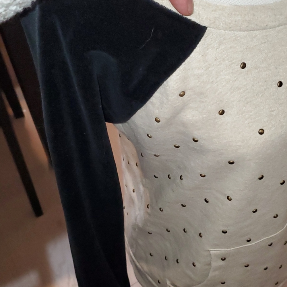 Volcom front pocket, velvet arms and studded